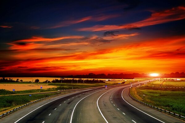Гарний захід сонця над порожнім шосе