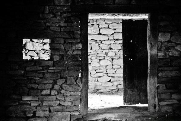 Заброшенный дом черно-белое фото