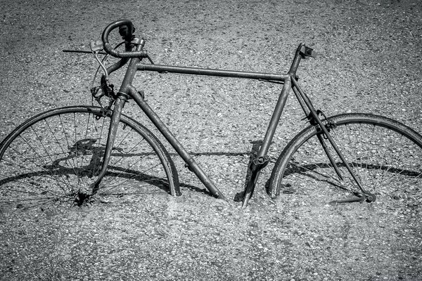 Retro-Fahrrad mit Sand am Strand überflutet