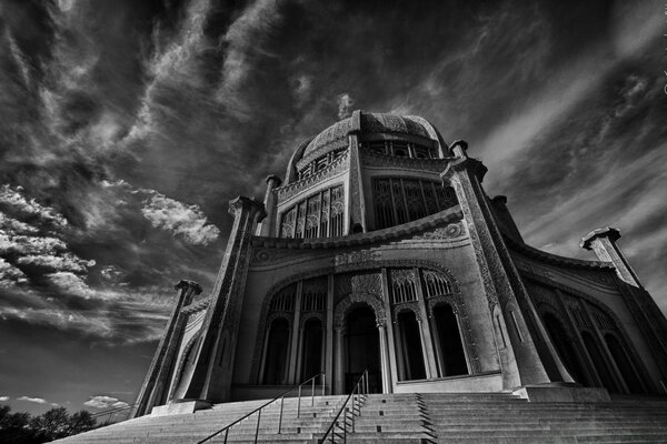 Catedral alta de estilo clásico en blanco y negro