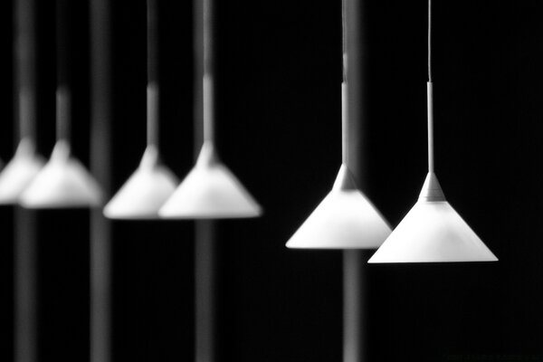 Lampes de restaurant en noir et blanc