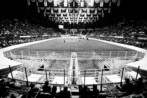 Foto en blanco y negro del estadio con los espectadores