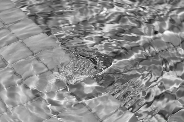 L eccitazione dell acqua limpida nella piscina