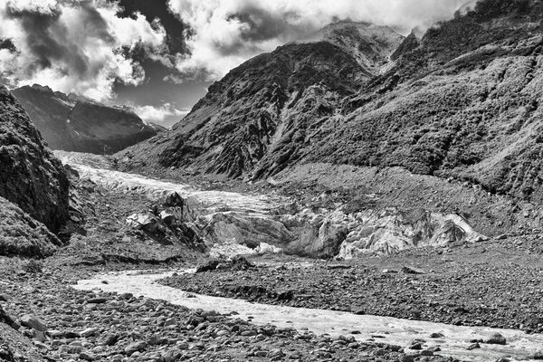 Foto en blanco y negro paisaje de las montañas del arroyo y el cañón