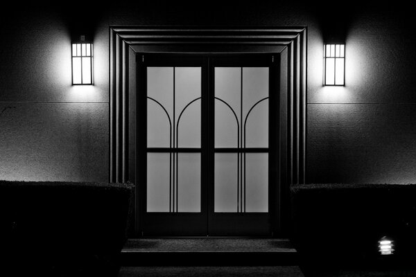 Porte concise en noir et blanc