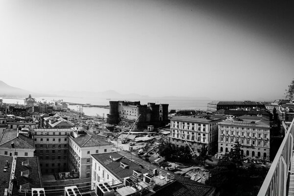 Toits de maisons sur photoraphie noir et blanc