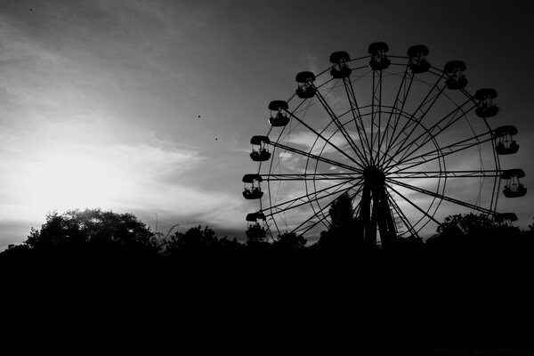 Riesenrad in schwarz und weiß