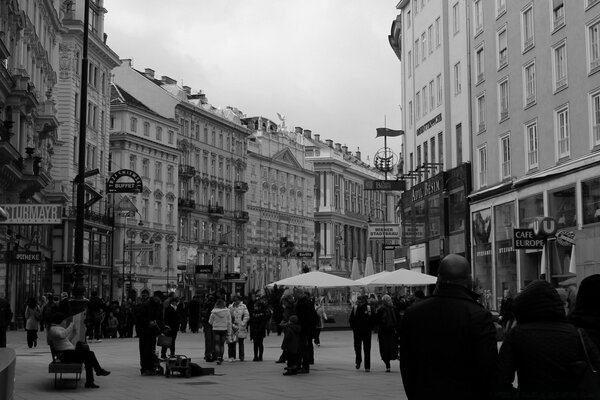 Wiele grup na monochromatycznej ulicy