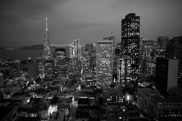 La beauté de la ville nocturne en noir et blanc