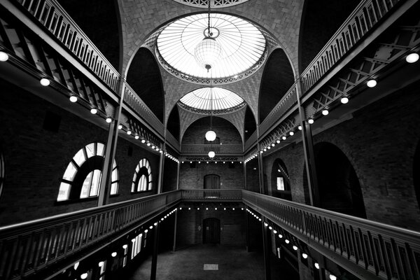 Czarno - białe zdjęcie architektura w budynku Nutri