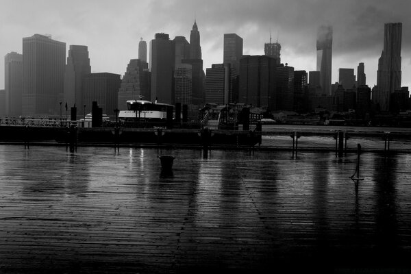 Foto en blanco y negro de un paisaje urbano con rascacielos