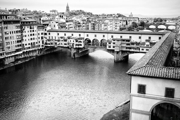 Ville basse en noir et blanc sur la rivière