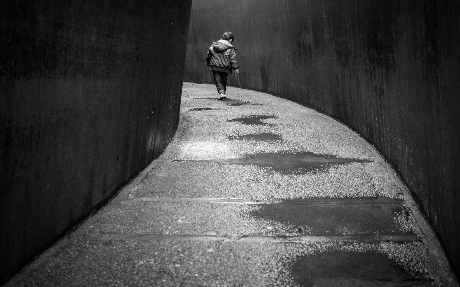 in bianco e nero adulto uno strada passo in bianco e nero uomo ombra