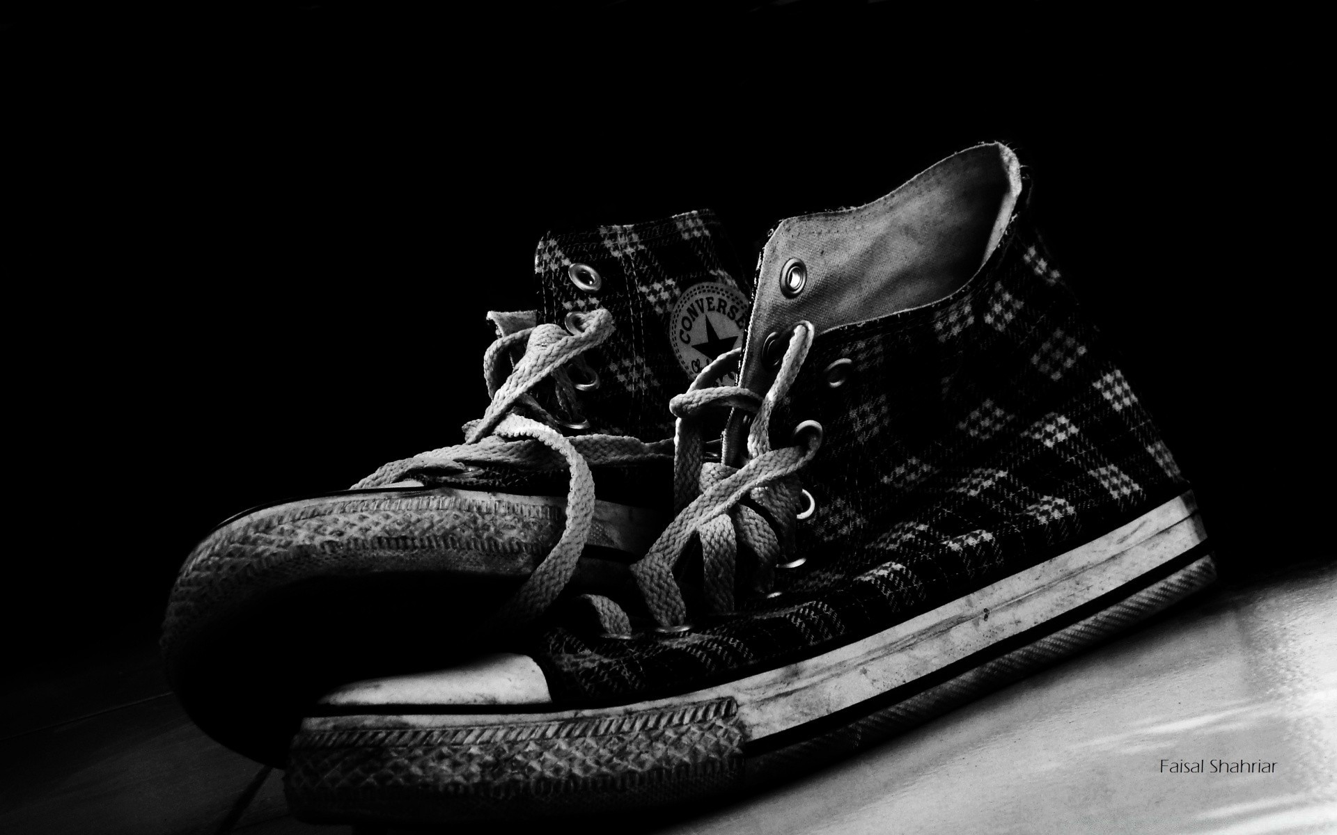 blanco y negro pies zapatos cuero monocromo zapato desgaste oscuro viejo