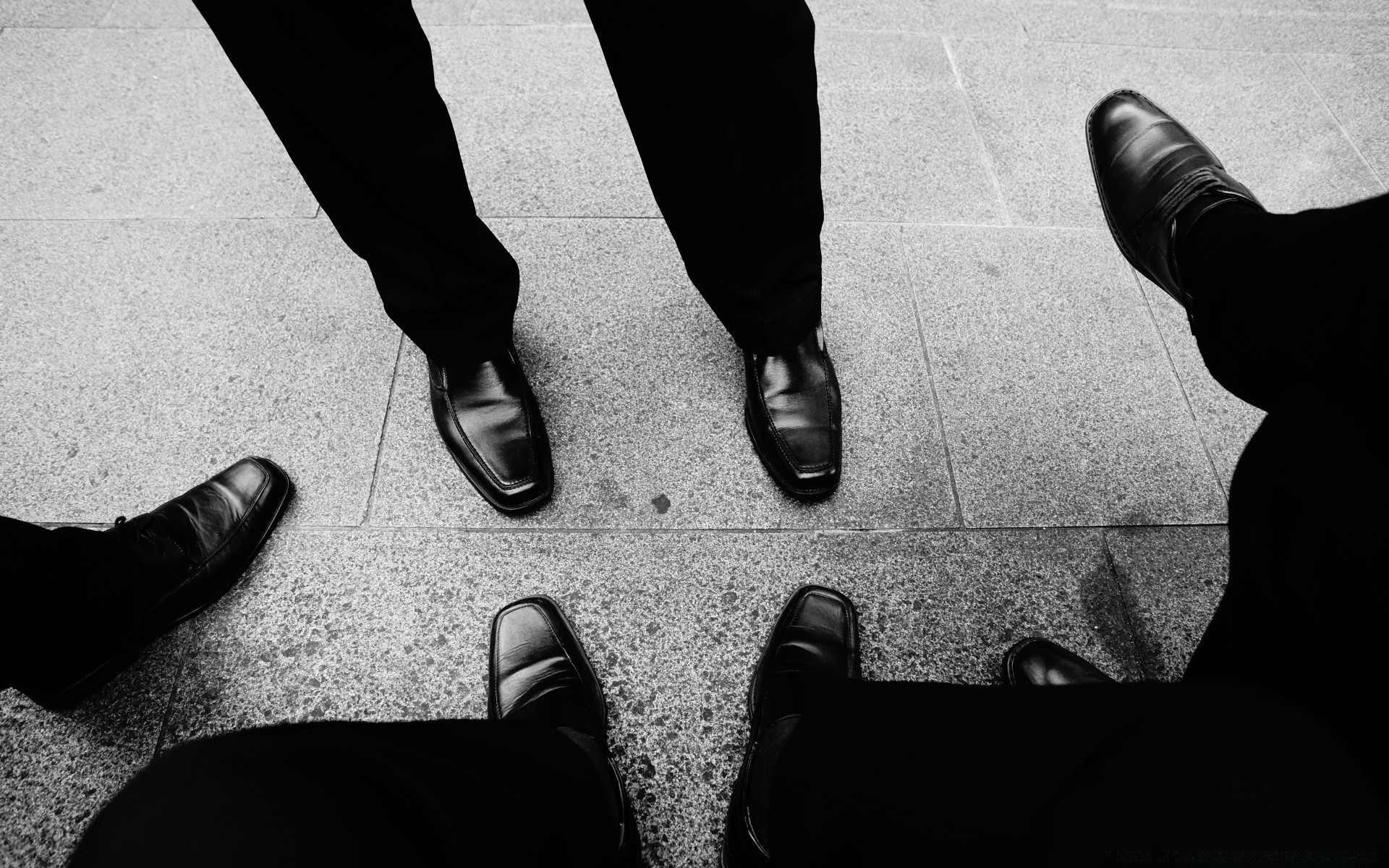 schwarz und weiß beine frau monochrom erwachsener mann straße schatten schuhe zwei eins