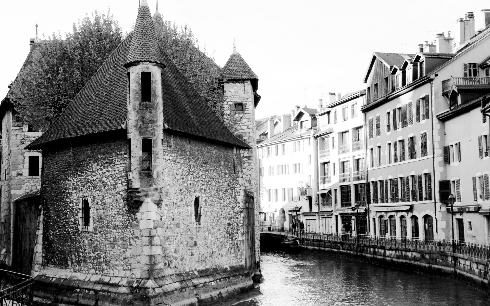 schwarz und weiß architektur alt haus gotik monochrom stadt haus kanal zuhause straße fluss im freien reisen