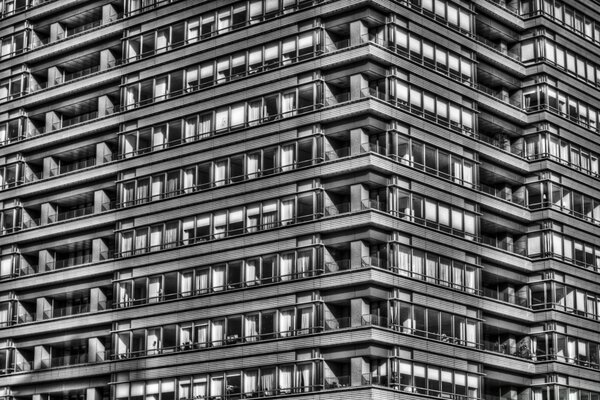 Maison architecturale moderne en noir et blanc