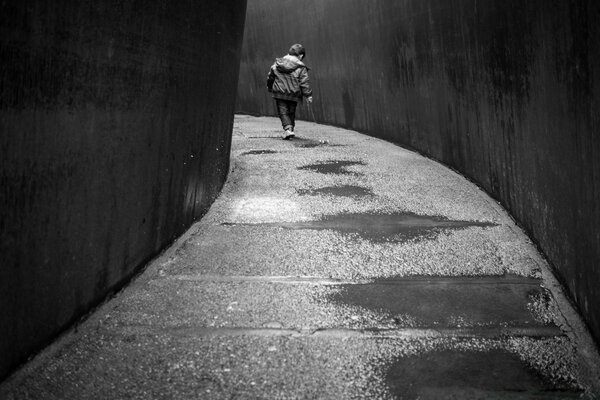 Un niño sin adultos camina por la calle