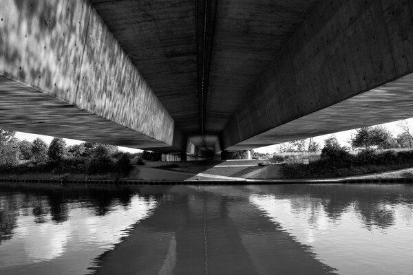 Riflessione del ponte in bianco e nero