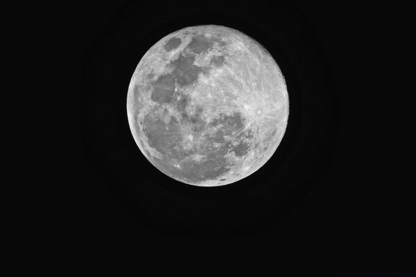 Photo noir et blanc de la lune planète sombre