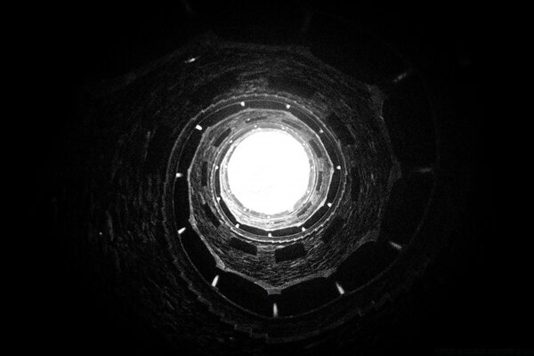 Arquitectura en espiral sobre un fondo oscuro