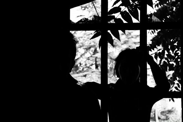 Monochrome Silhouette eines Erwachsenen Mannes