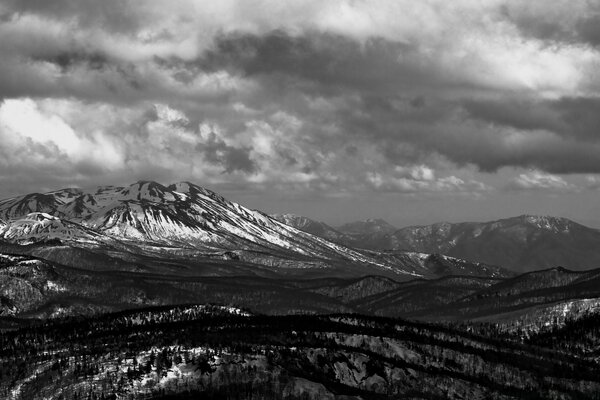 Foto en blanco y negro de las montañas nevadas