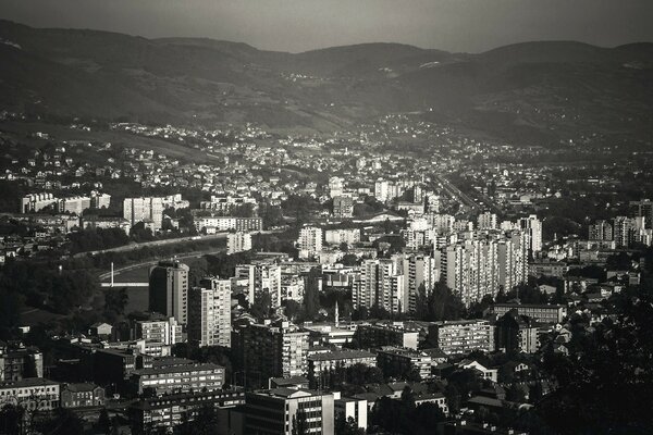 Cidade moderna em preto e branco