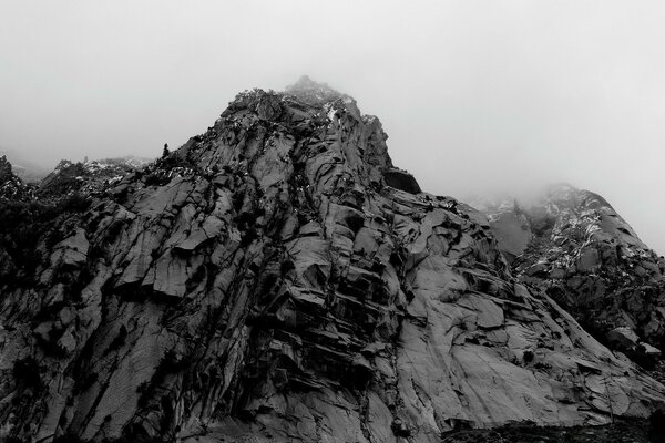 La belleza de las montañas nevadas en la niebla