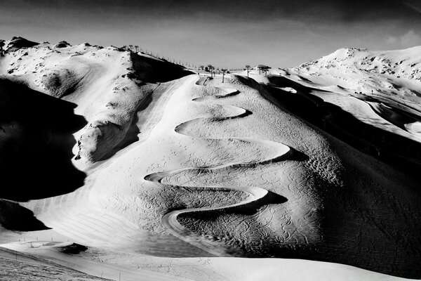 Camino en blanco y negro en el desierto en color monocromo