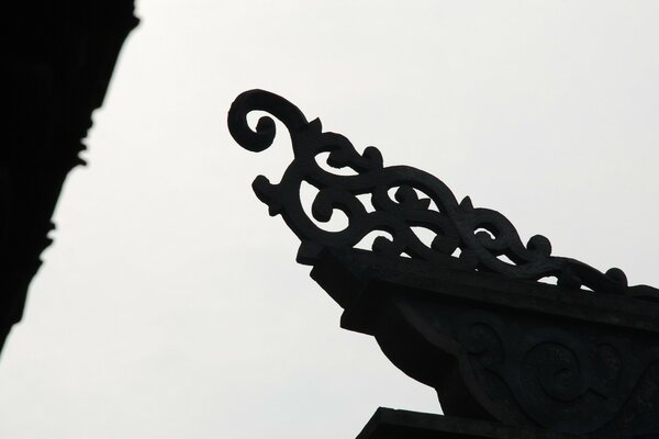 Escultura negra contra el cielo