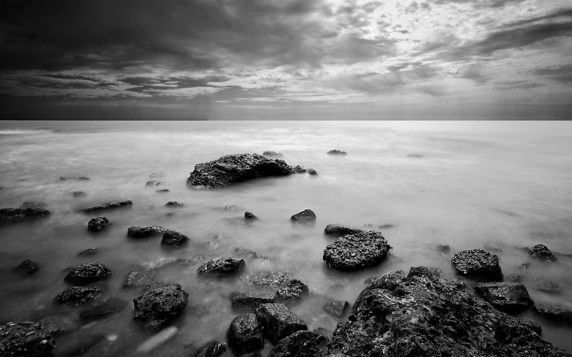 czarno-biały plaża woda morze ocean krajobraz morze zachód słońca piasek surf krajobraz monochromatyczny słońce niebo rock świt fala natura