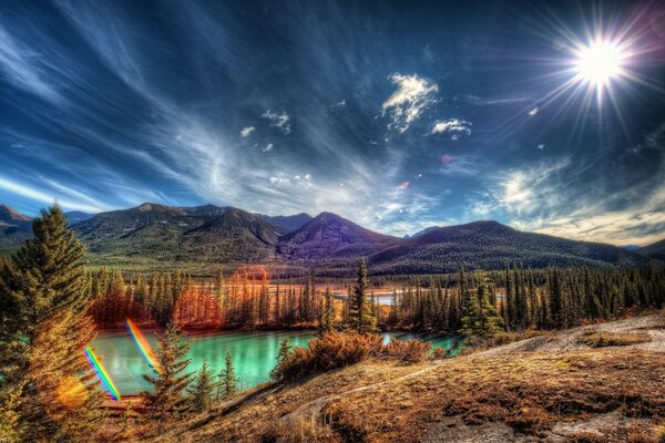 Beau paysage de montagne avec un plan d eau