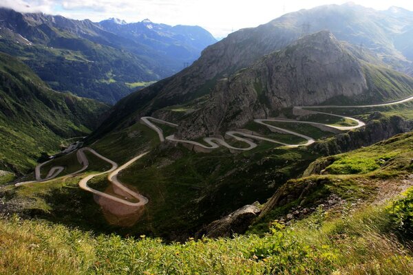 Paesaggio di montagna che chiama il viaggiatore