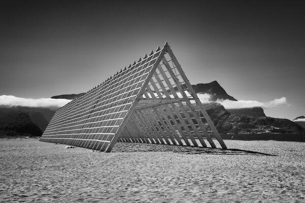 Elegante playa en blanco y negro en el fondo de las montañas