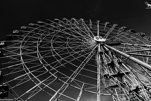 Roda gigante em escala cinza monocromática