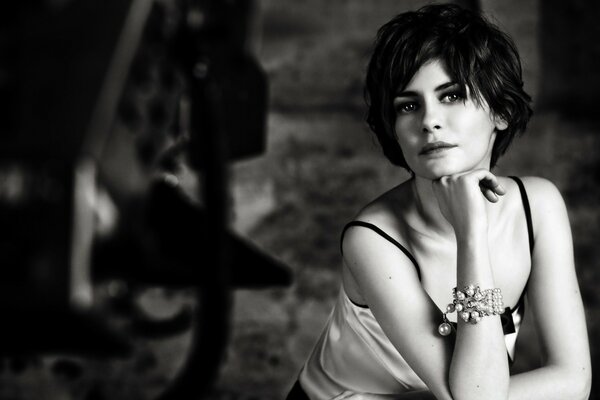 Mujer en blanco y negro con pulsera