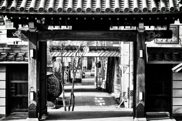 La calle entre las casas en blanco y negro