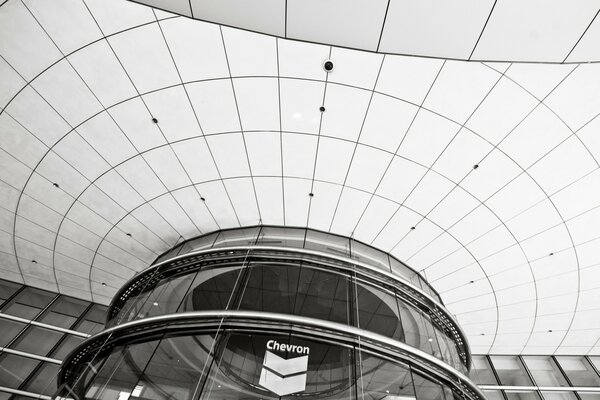 Arquitectura en el aeropuerto con elementos de líneas en blanco y negro