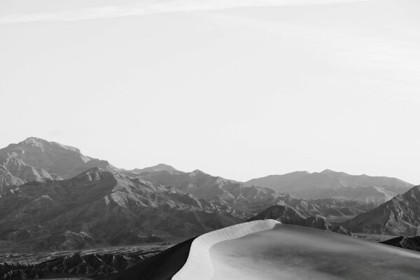 Montagne in bianco e nero nella nebbia