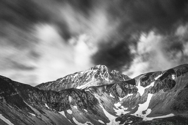 Schwarz-weiße Berglandschaft im Schnee