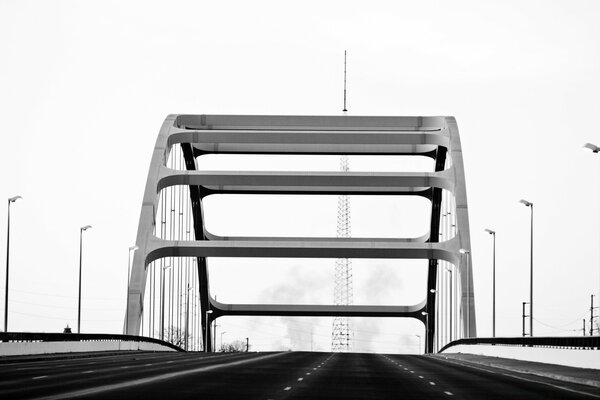 Arco sobre a ponte do carro com luzes