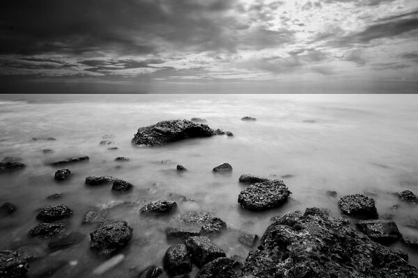 Brisa do mar, pedras. Oceano