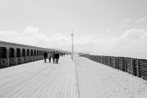 Schwarz-Weiß-Foto des Strandes am Meer