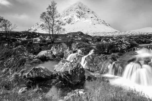 Landschaft des Wassers in den Bergen in Schwarz und Weiß