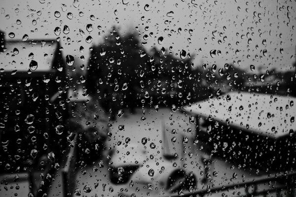 Gotas de lluvia en el cristal. Tristeza