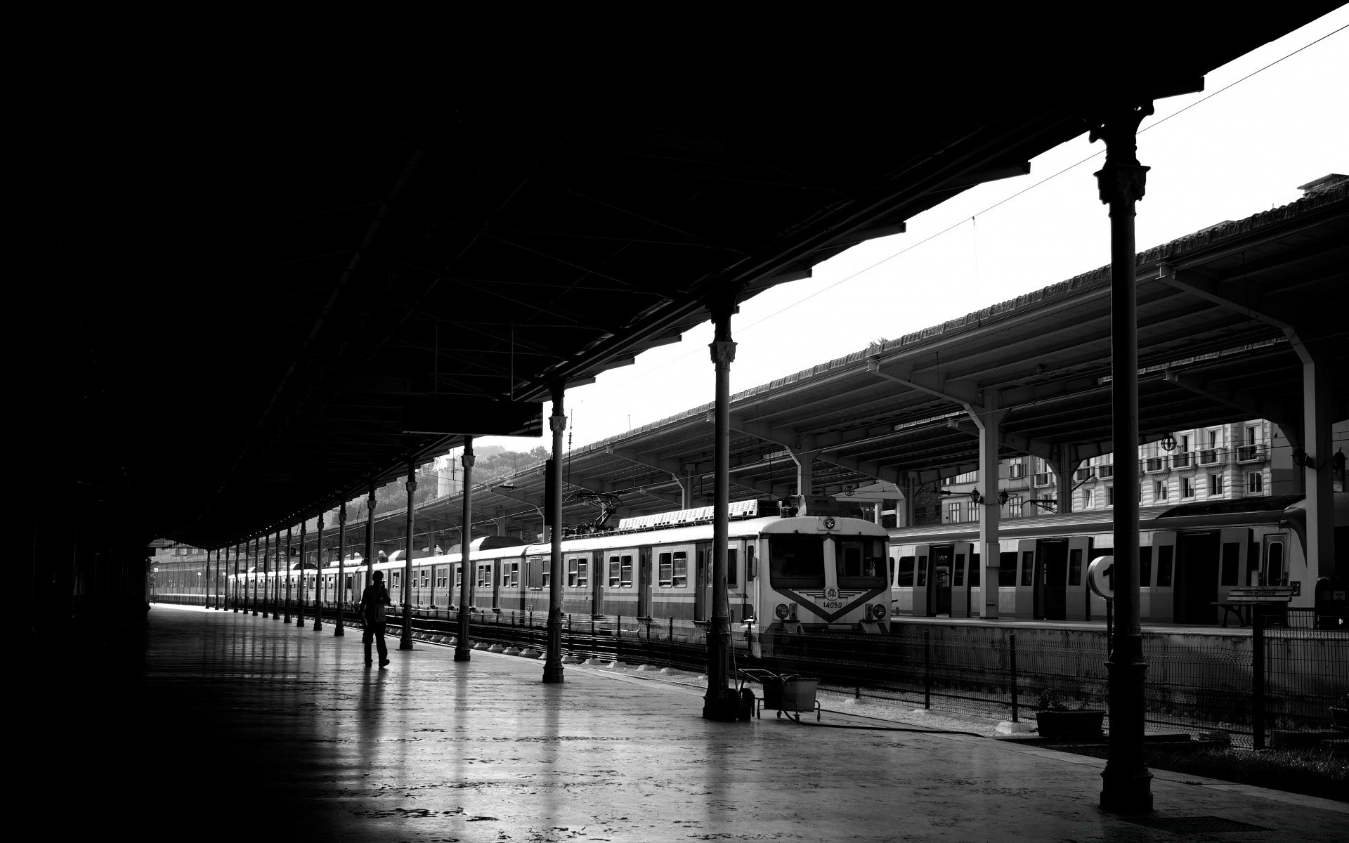 blanco y negro monocromo arquitectura corcho calle ciudad puente viajes luz sistema de transporte tren urbano oscuro casa ferrocarril reflexión sombra