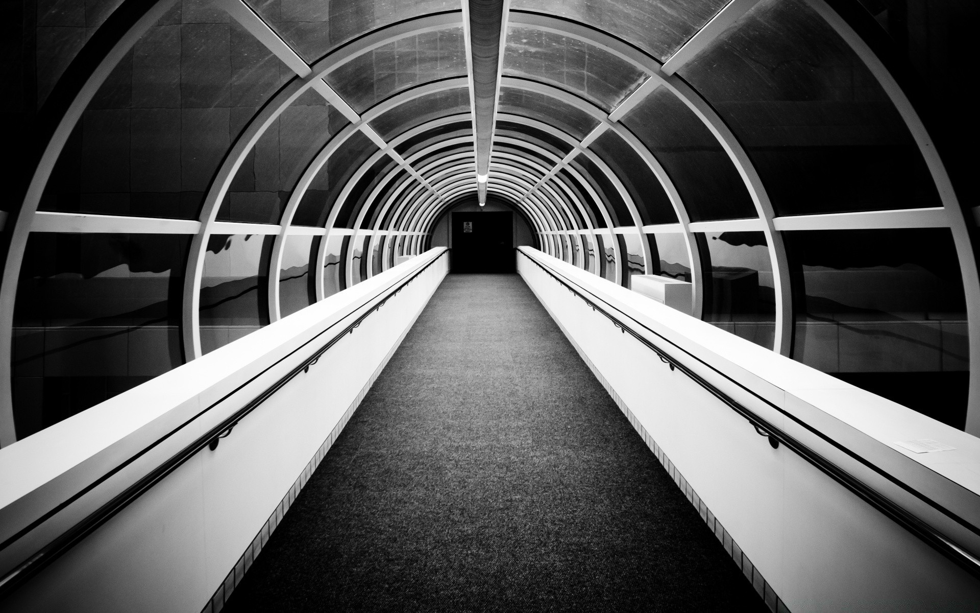 blanco y negro tubo monocromo túnel aeropuerto paso sistema de transporte calle perspectiva escalera mecánica luz guía reflexión moderno tren ciudad coche rápido urbano