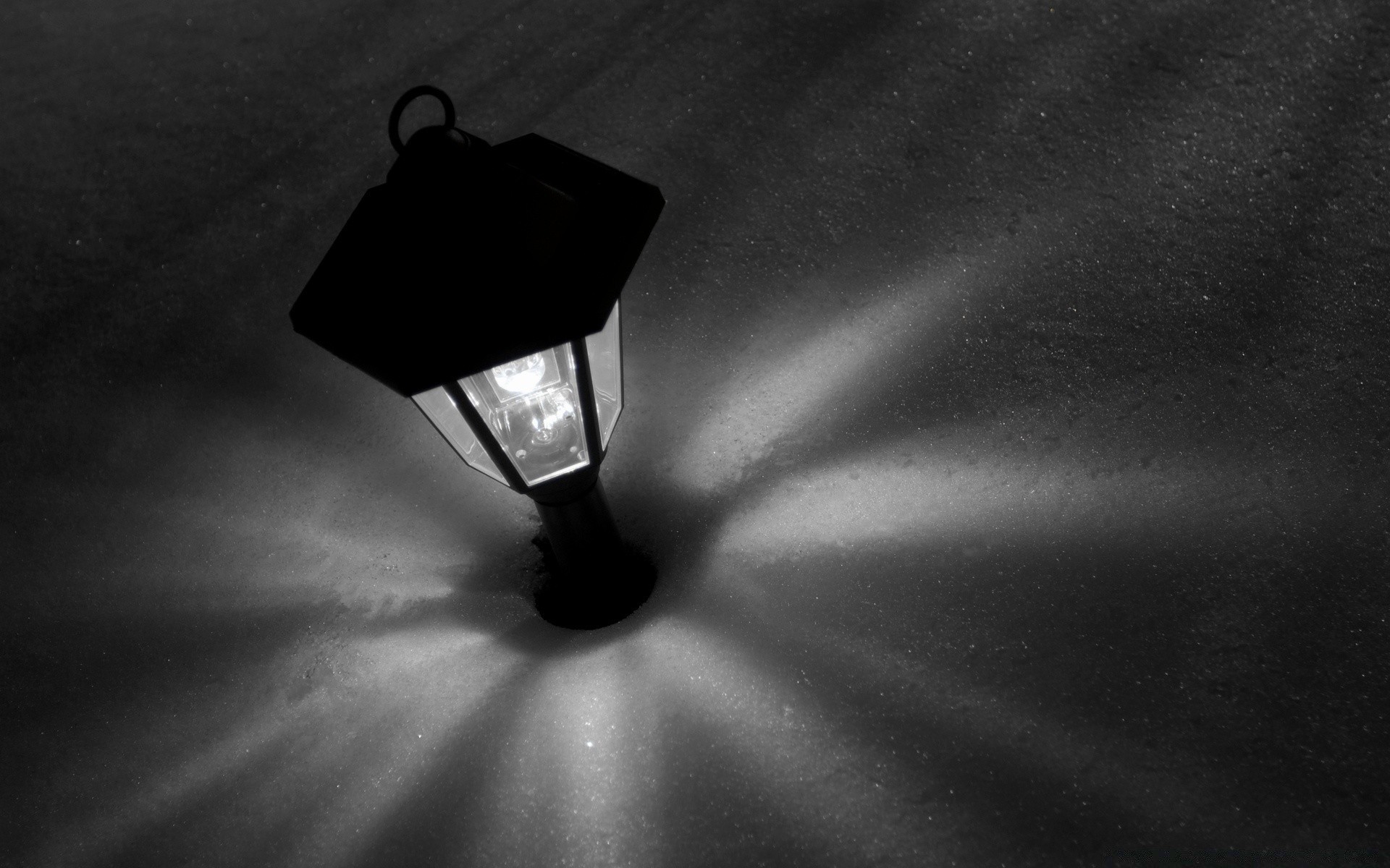 schwarz / weiß spotlight licht schatten stillleben lampe monochrom dunkel strobe studio