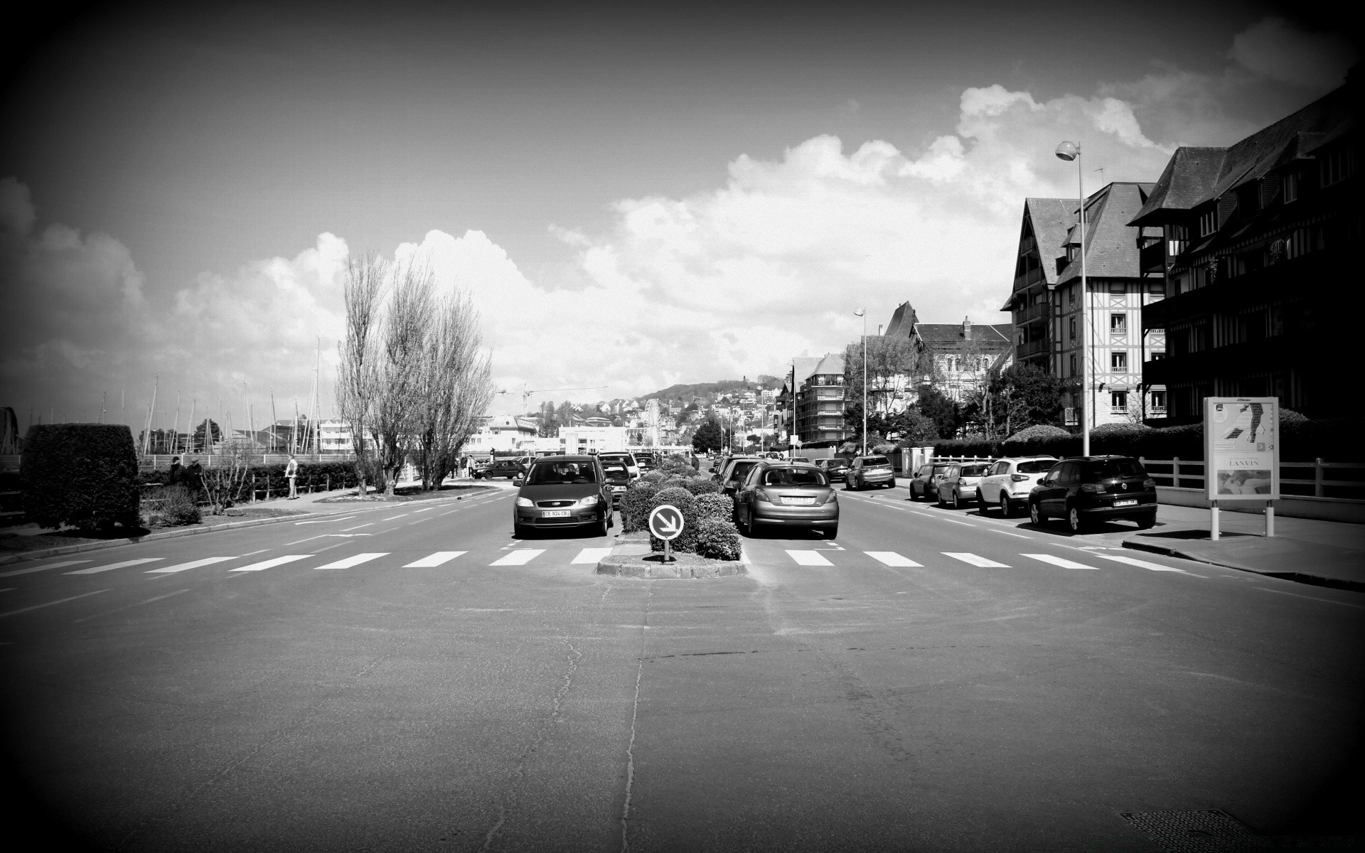 schwarz /weiß straße monochrom auto straße stadt auto transportsystem reisen städtisch licht verkehr haus architektur